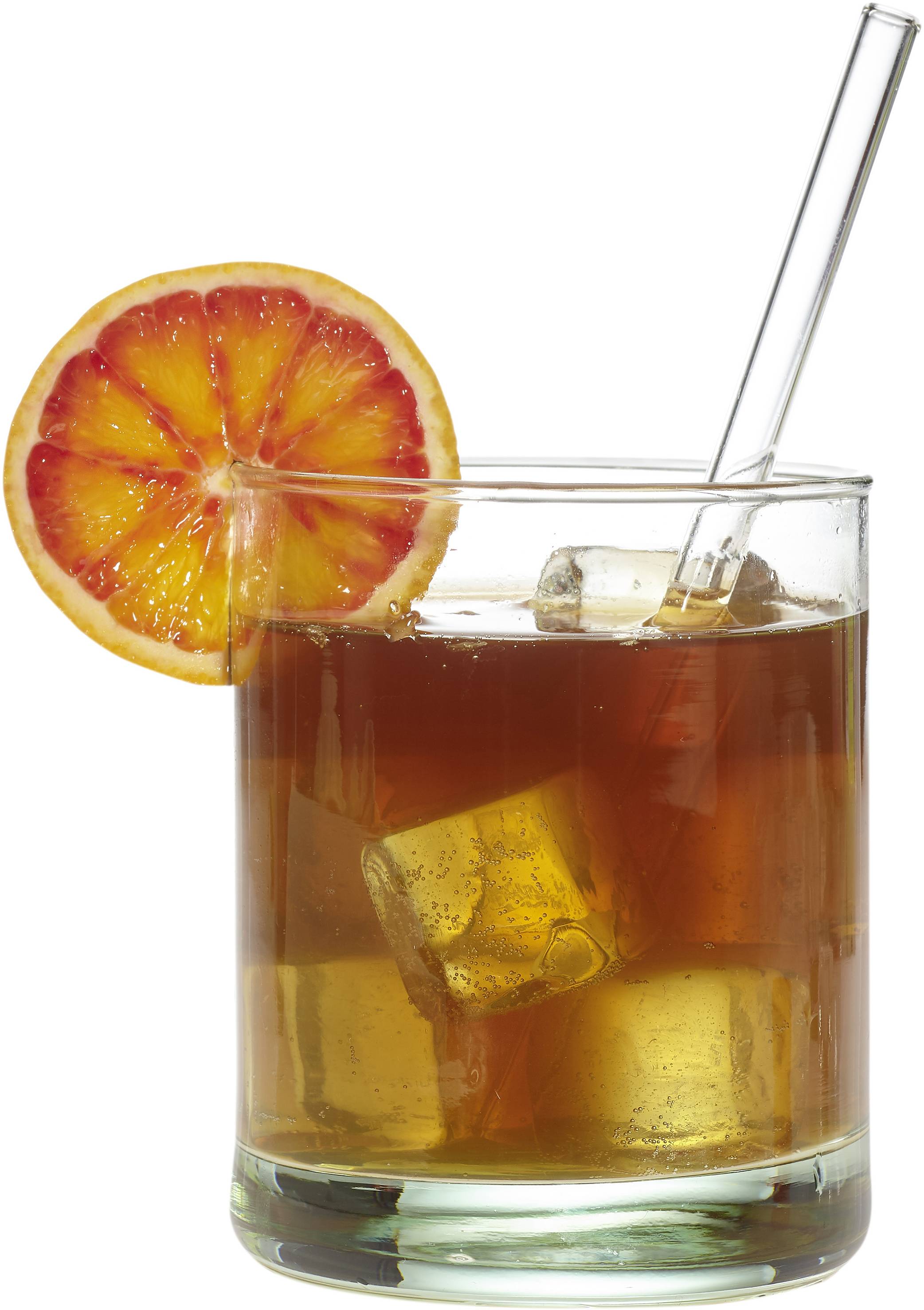 Ein Cocktail in einem Glas mit Eiswürfeln und einer Orangenscheibe am Rand. Ein Strohhalm steht im Getränk.