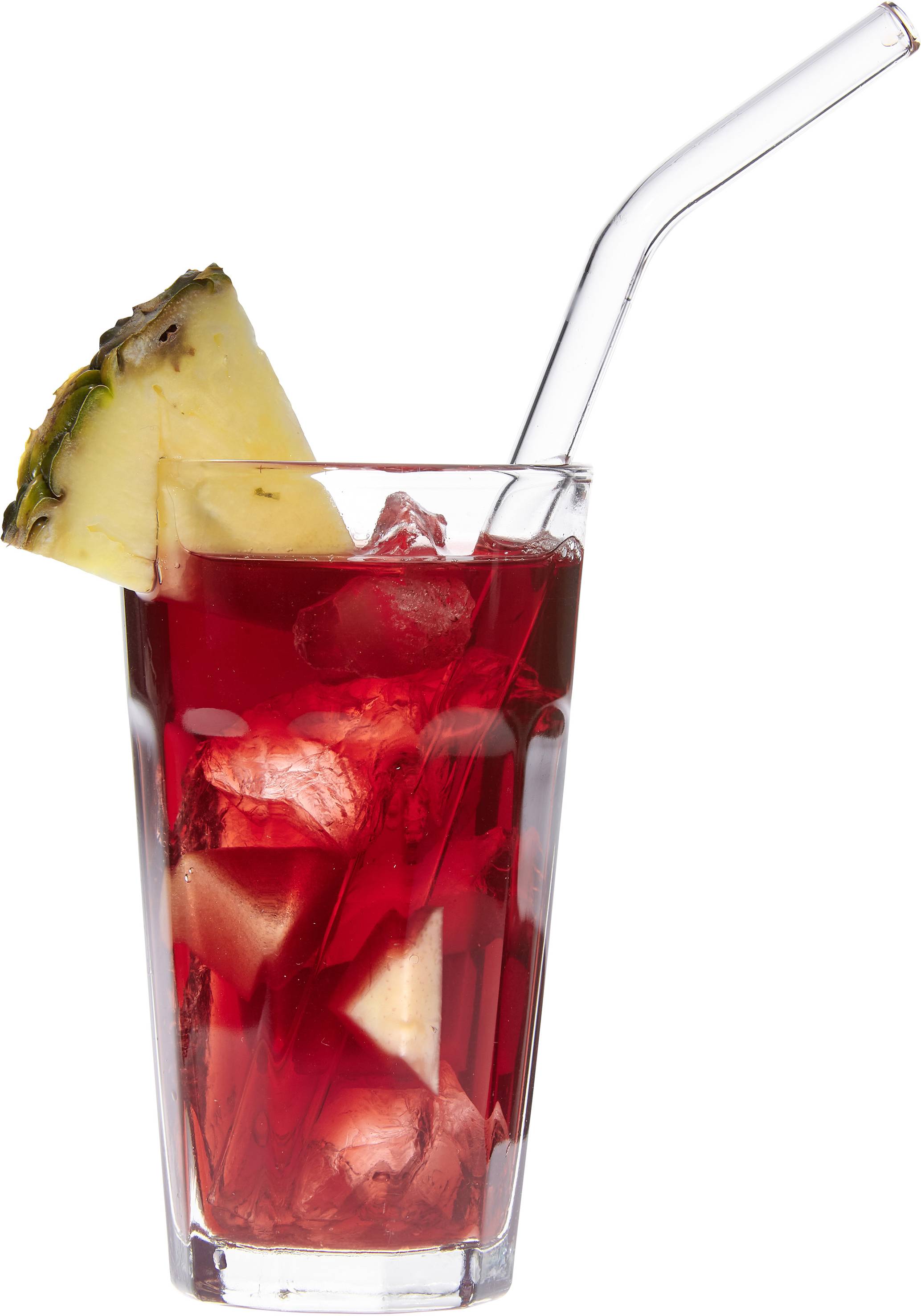 Ein Glas mit rotem Getränk, Eiswürfeln und einer Ananasscheibe am Rand. Ein transparenter Trinkhalm steht im Glas.