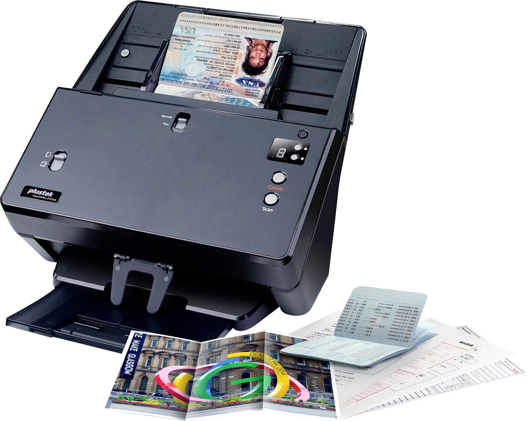 Ein Dokumentenscanner mit mehreren eingezogenen Papieren, einschließlich eines Ausweises. Daneben liegen gescannte Fotos und Formulare.