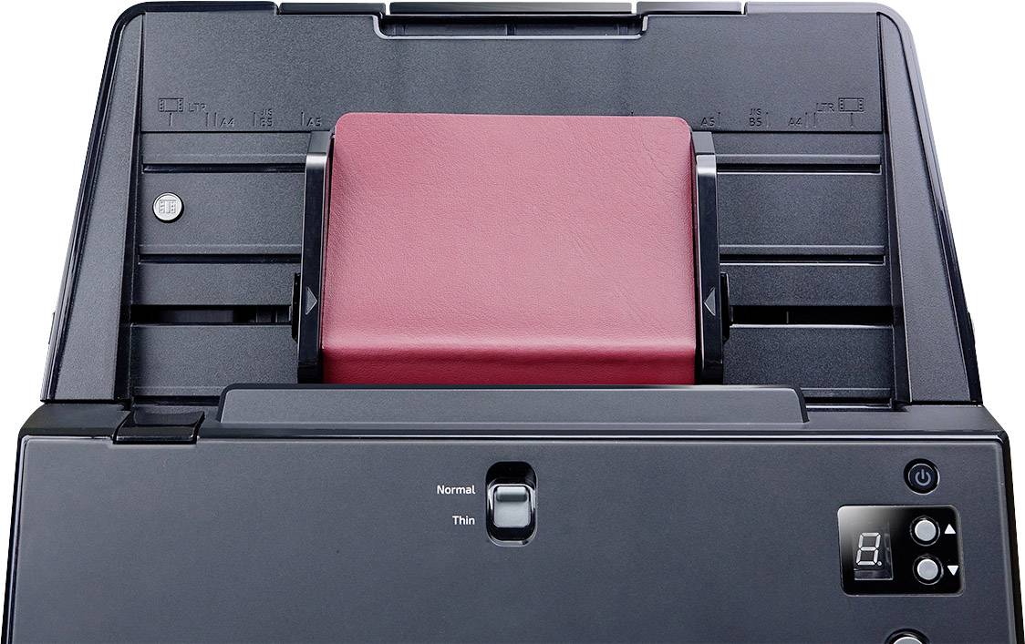 Scanner mit geöffnetem Dokumenteneinzug, rotes Objekt im Fach, Betriebsmodus auf 'Normal', digitale Anzeige zeigt '8'.