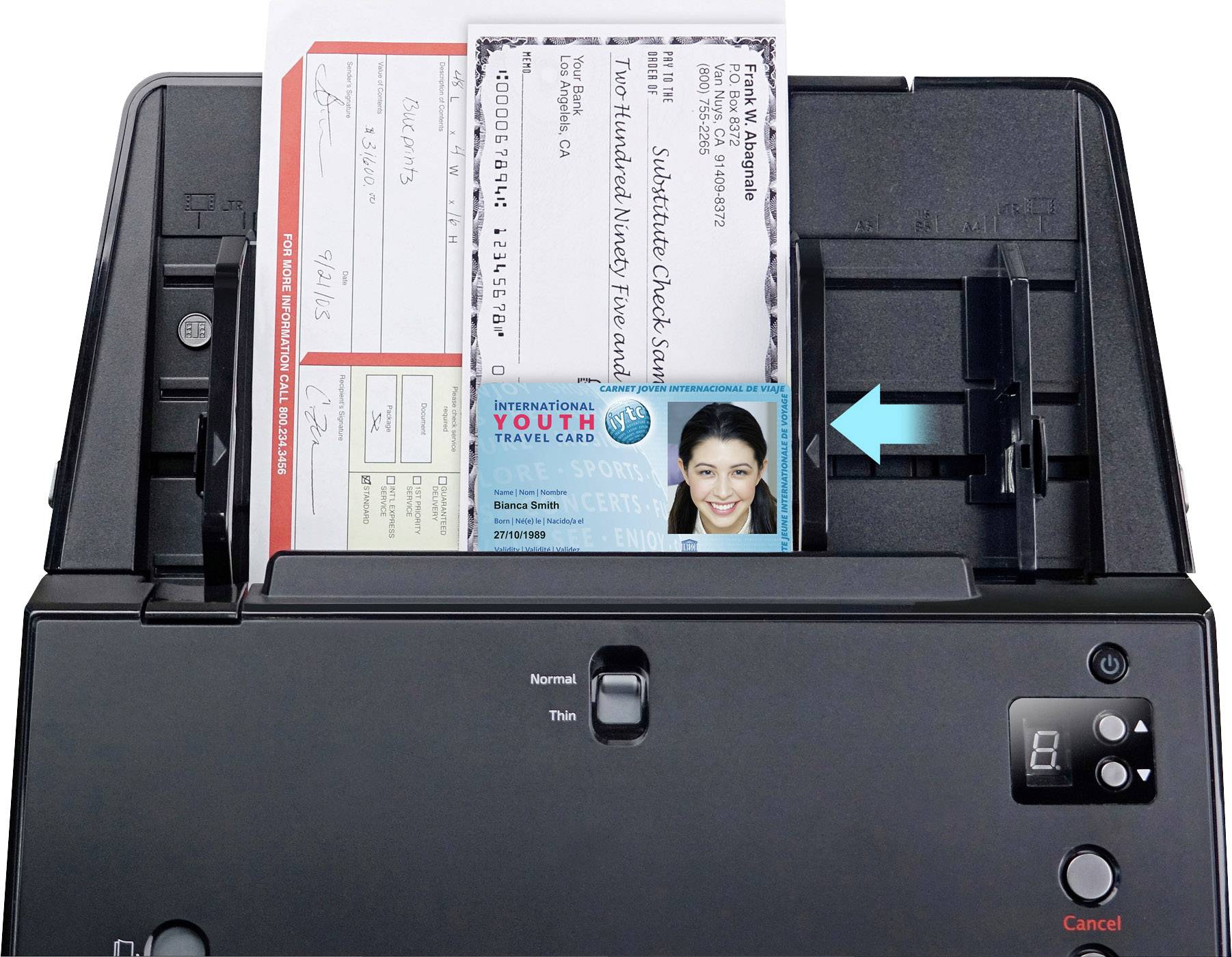 Ein Scanner mit eingelegtem Dokument, einem Scheck und einem Ausweis. Ein blauer Pfeil zeigt die Einführrichtung an. Der Scanner ist eingeschaltet.