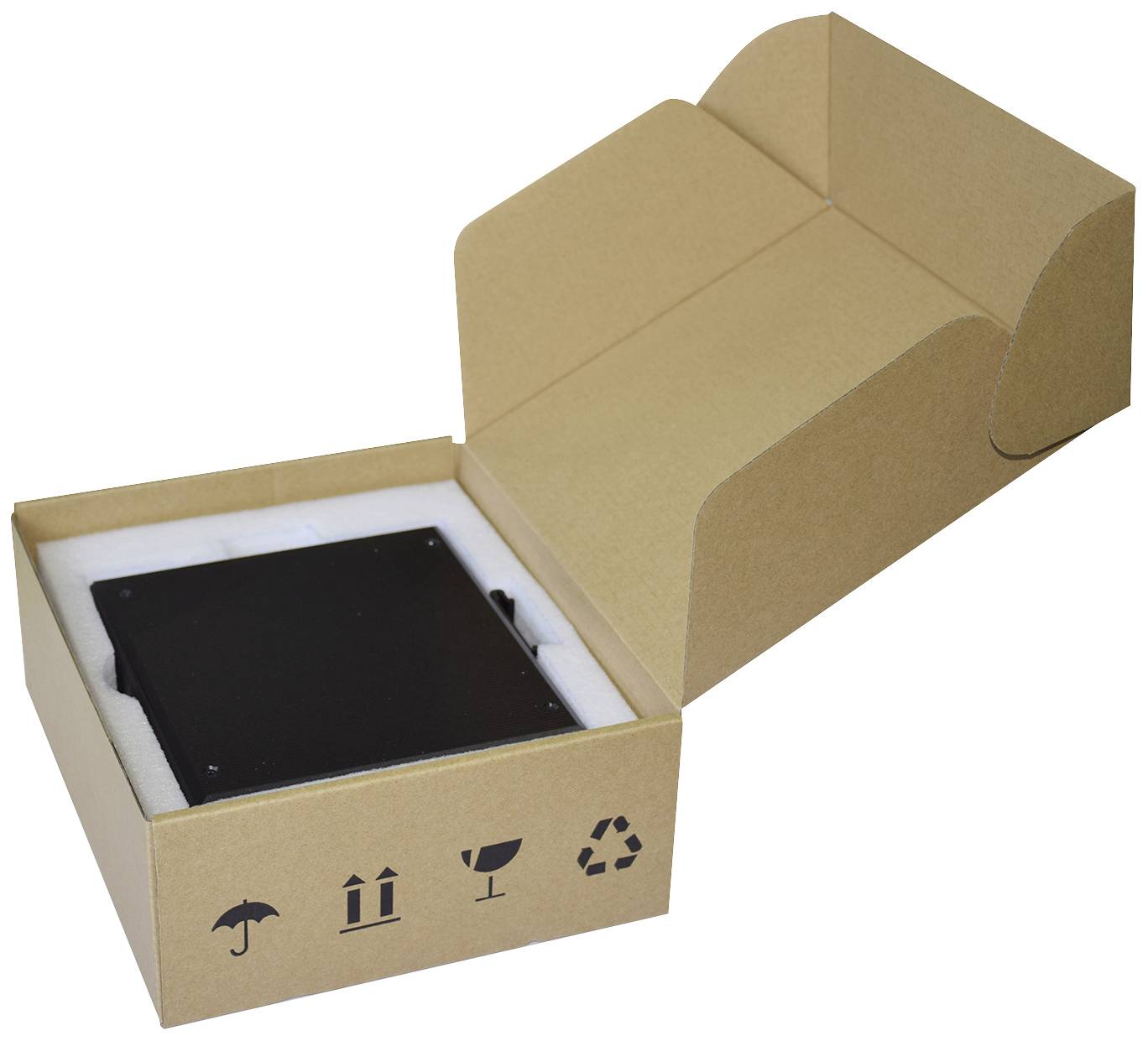 Ein schwarzes elektronisches Gerät liegt in einer offenen, gepolsterten braunen Kartonverpackung. Symbole für Versandvorgaben sind sichtbar.