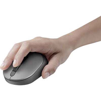 Eine Hand hält eine graue Computermaus, die auf einer weißen Oberfläche liegt.