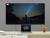 Ein Laptop auf einem Tisch ist mit einem großen Fernseher an der Wand verbunden, auf dem das Bild eines Nachthimmels mit Sternen und einer Person mit einer Taschenlampe zu sehen ist.