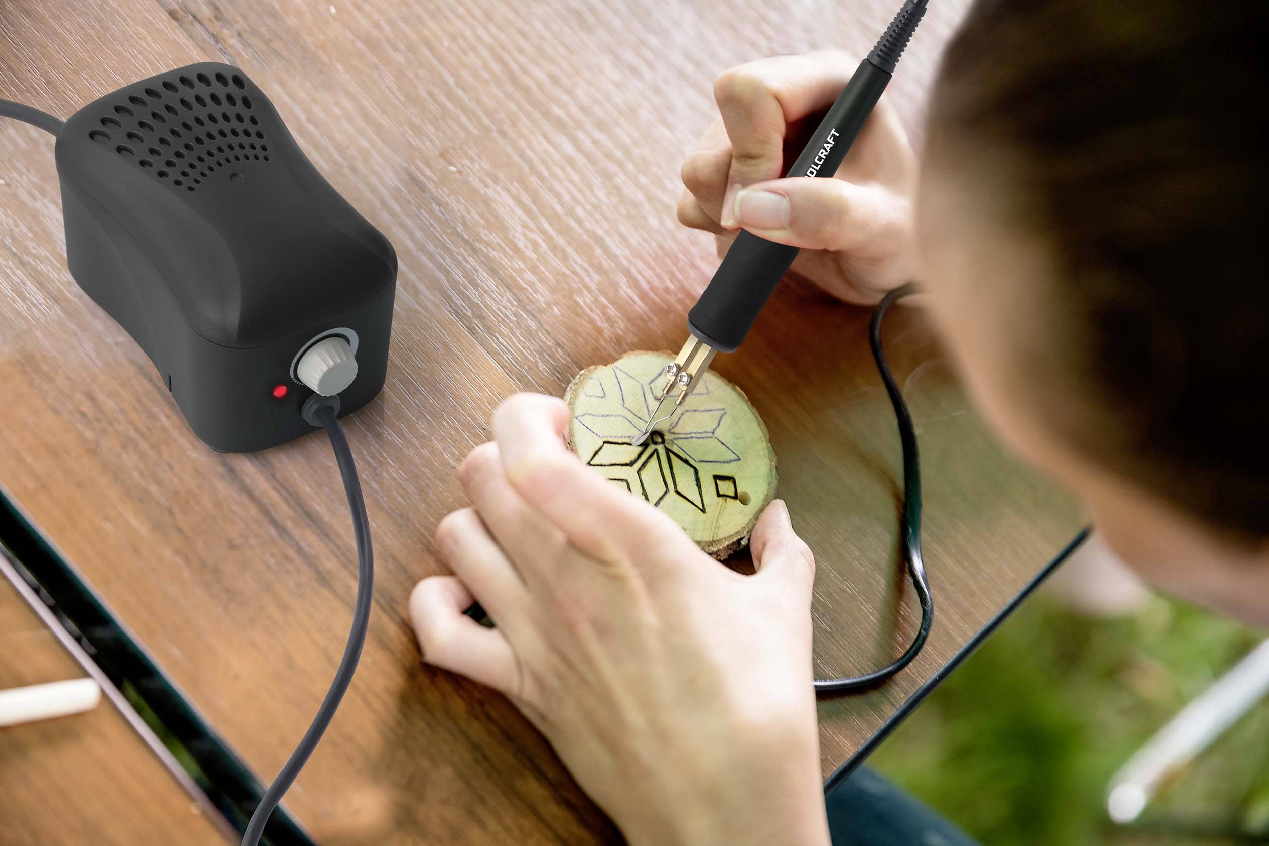 Mit Brandmalkolben können ganze Muster auf Materialien aufgebracht werden