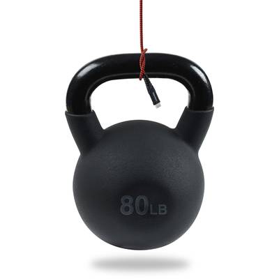 Eine 80 Pfund schwere Kettlebell hängt an einem dünnen roten Seil.