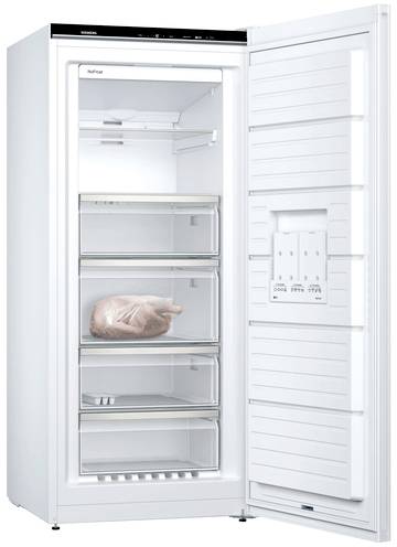 Ein offener Gefrierschrank mit einem gefrorenen Truthahn auf einem der Regale. Der Schrank hat mehrere Schubladen für Lagerung.