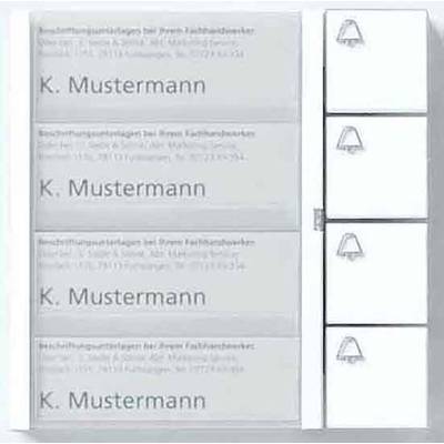 Ein Briefkasten mit vier Namensschildern, alle mit 'K. Mustermann' beschriftet. Rechts davon sind vier Klingelknöpfe.