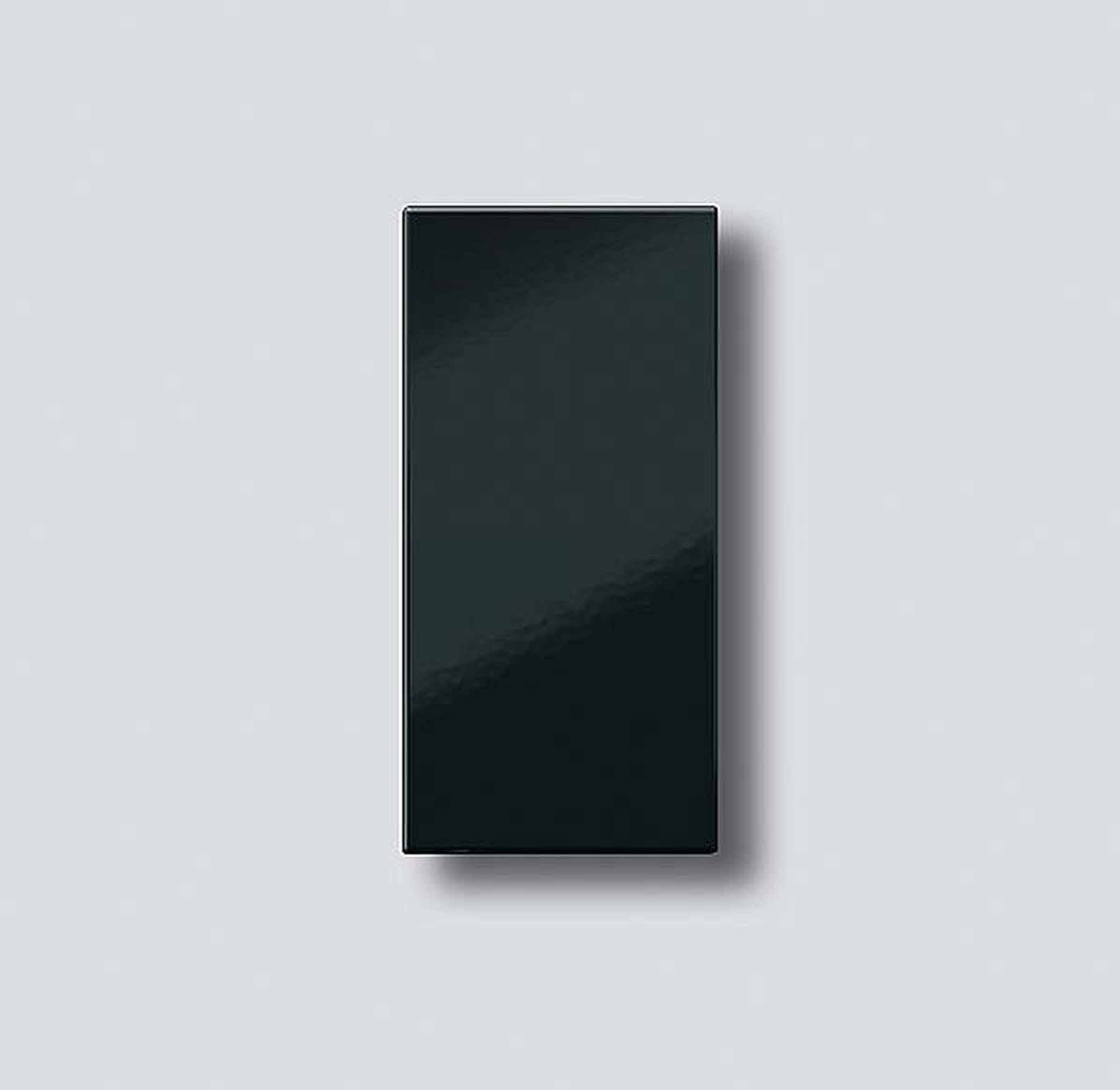 Schwarzes Rechteck auf grauem Hintergrund, ähnlich einem modernen Lichtschalter oder Panel, zentrale Position, minimalistisch.