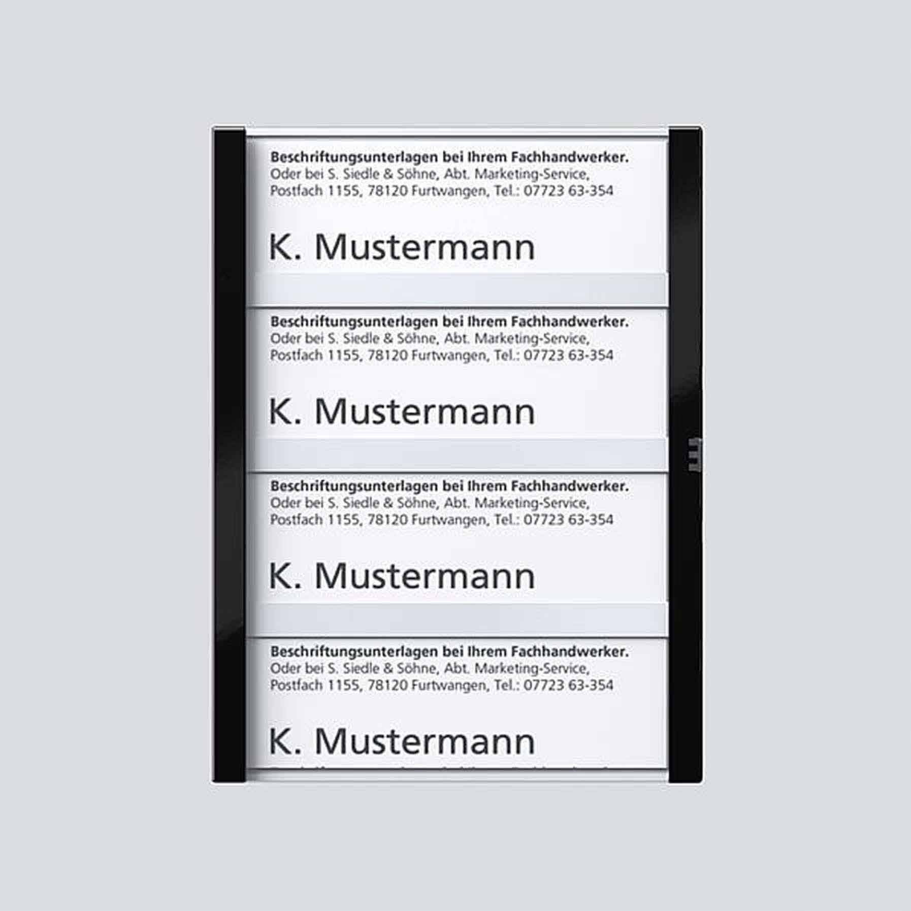 Vier Klingelschilder mit dem Namen 'K. Mustermann' und Kontaktinformationen einer Firma für Beschriftungsunterlagen im Hintergrund.