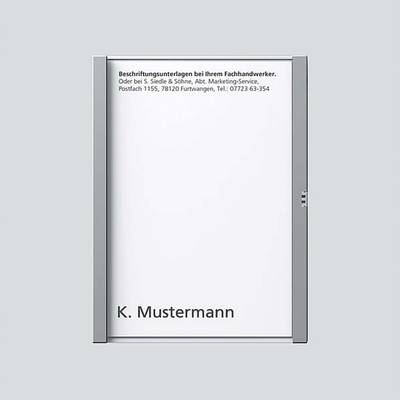 Ein weißes Namensschild in einem grauen Rahmen an der Wand mit dem Namen 'K. Mustermann' unten links und Kontaktinformationen oben.