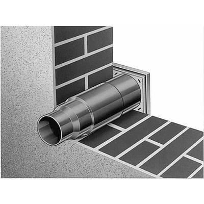 Ein Edelstahlrohr durchdringt diagonal eine Mauer, die teils gemauert und teils verputzt ist. Das Rohr zeigt technische Details.