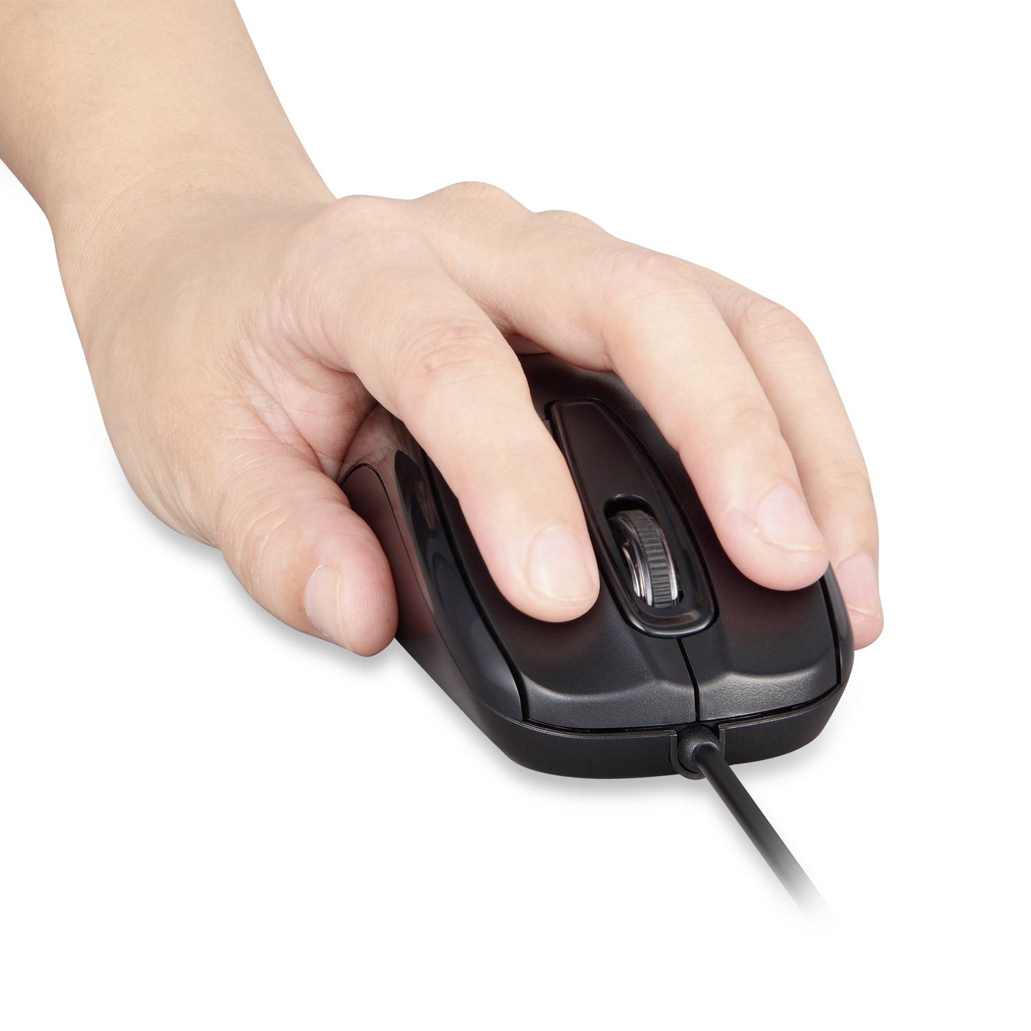 Eine Hand hält eine schwarze, kabelgebundene Computermaus auf einem weißen Hintergrund.