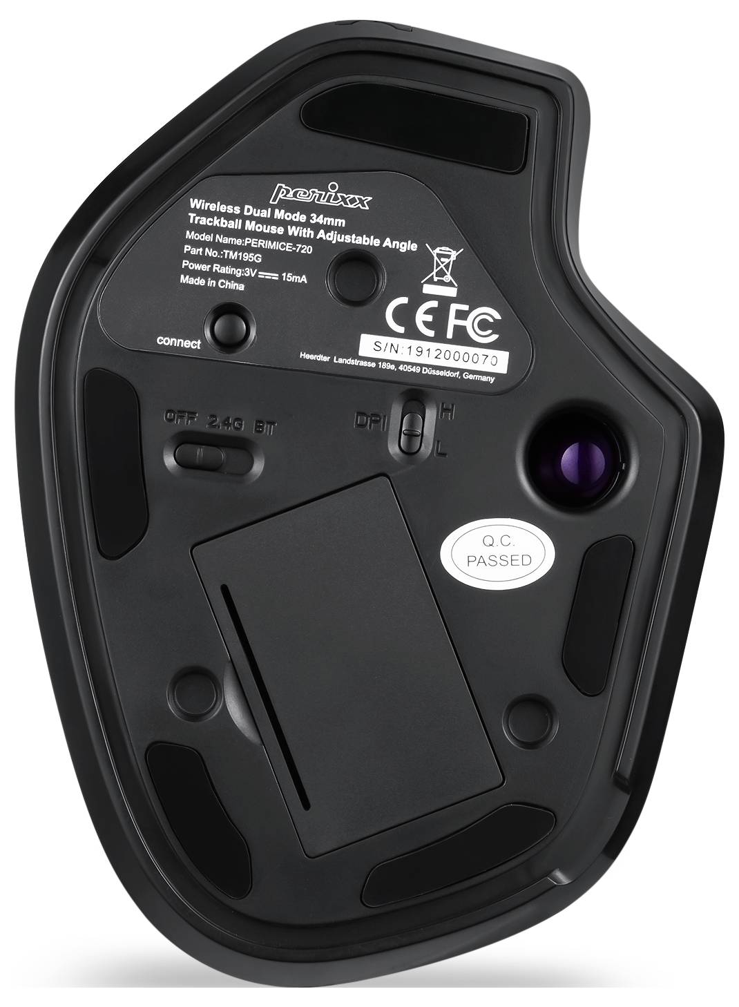 Unterseite einer drahtlosen Maus mit Details zur Modellnummer, FCC-Zertifizierung und optischem Sensor. Zeigt Schalter und Batterieabdeckung.