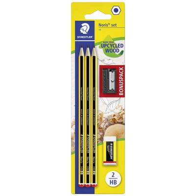 'Staedtler Noris set' mit drei schwarzen Bleistiften, einem roten Spitzer und einem weißen Radiergummi. Verpackung aus recyceltem Holz.