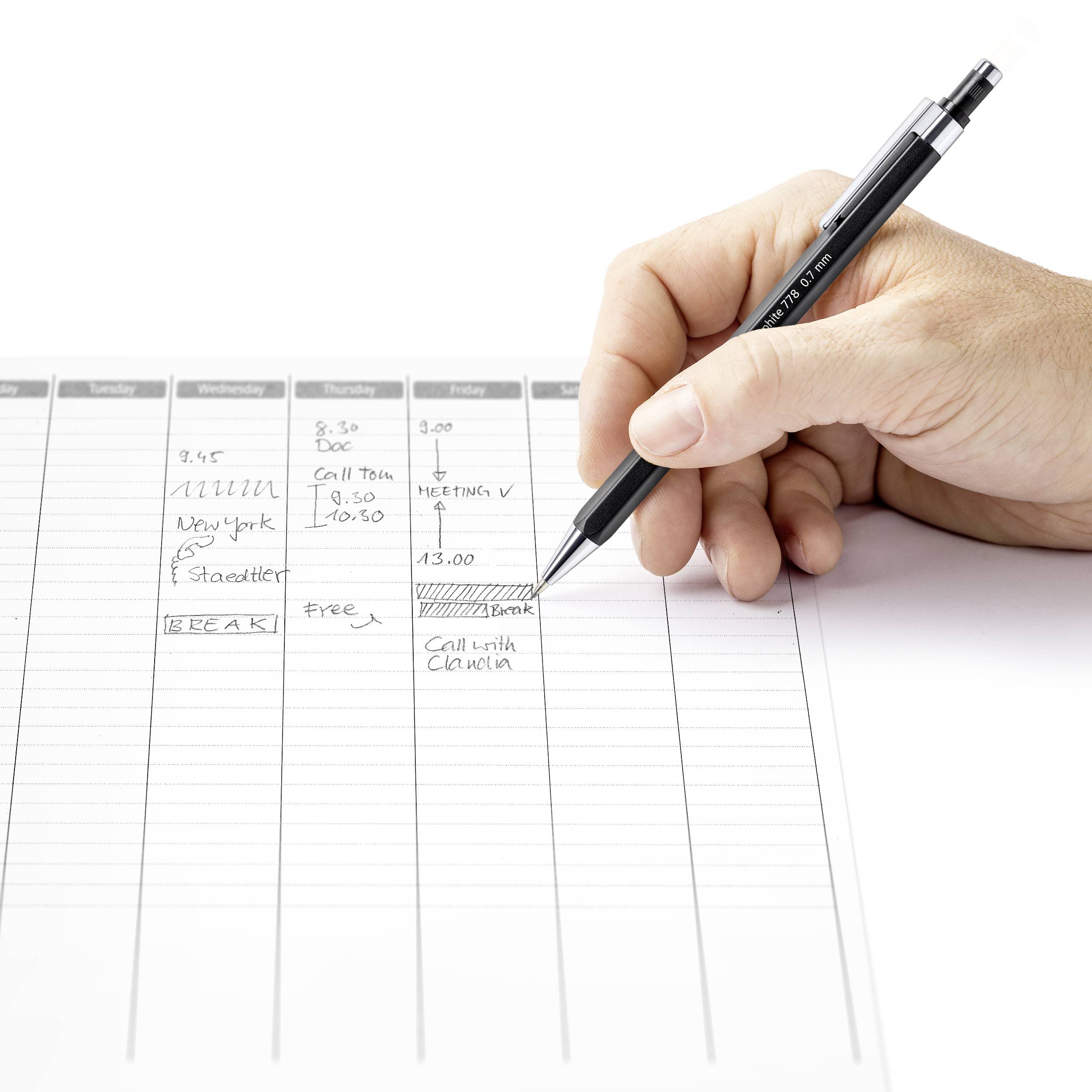 Eine Hand schreibt mit einem Stift in einen Terminplaner. Im Planer sind Termine und Notizen wie 'Meeting', 'Call' und 'Lunch' eingetragen.