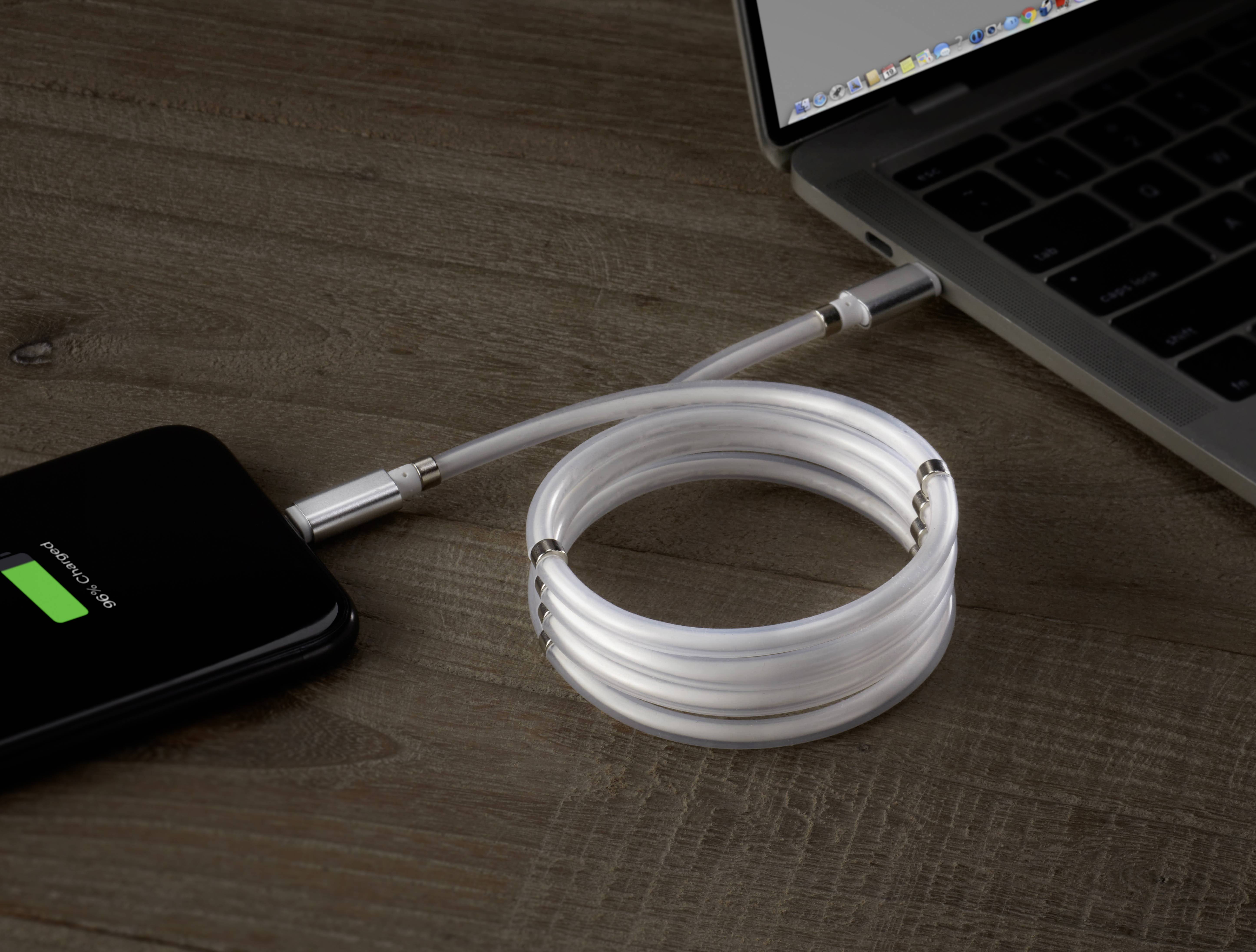 Ein Smartphone wird mit einem USB-Kabel an einen Laptop angeschlossen und lädt. Der Ladebalken auf dem Handy zeigt einen Fortschritt an.
