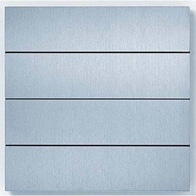 Eine silberne, quadratische Metallplatte mit vier horizontalen Rillen in gleichmäßigen Abständen. Minimalistisches Design.