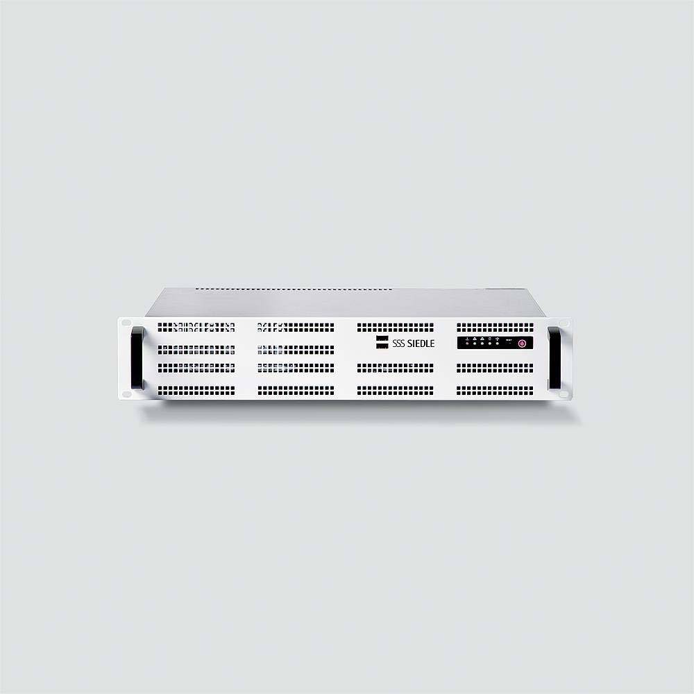 Ein weißer Server im Rack-Format von SSS Siedle vor grauem Hintergrund. Er hat Lüftungsschlitze und Bedienelemente an der Vorderseite.