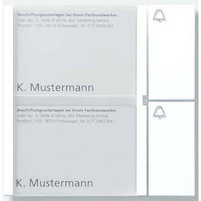 Graue Kühlschranktür mit Namensschild 'K. Mustermann'. Links zwei Beschriftungsfelder mit Identifizierungshinweisen.