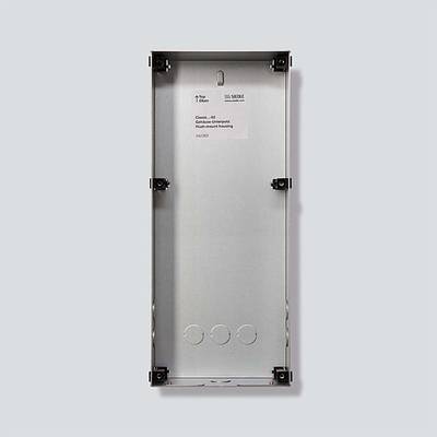 Leeres elektrisches Gehäuse aus silberfarbenem Metall, rechteckig; vier Befestigungselemente an den Seiten.
