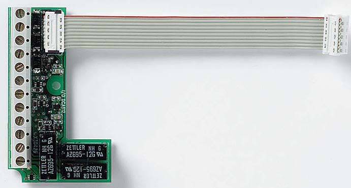 Ein grünes Leiterplattenmodul mit mehreren Steckverbindungen; daran befestigt ist ein graues, flaches Kabel mit einem weißen Stecker.