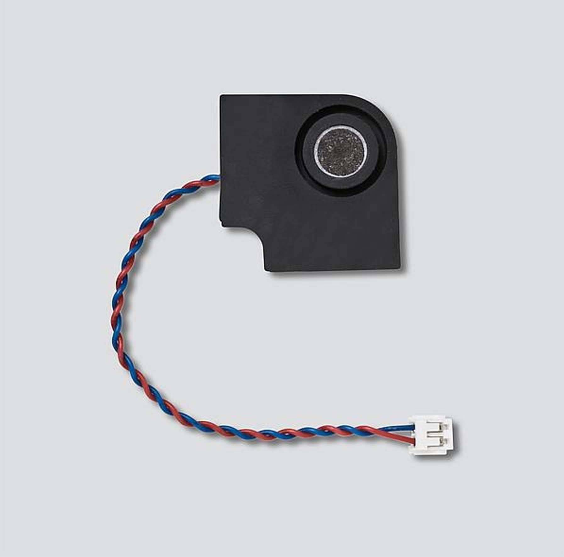 Ein Lautsprecher mit angeschlossenem rot-blauem Kabel, geeignet für elektronische Geräte, vor einem hellblauen Hintergrund.