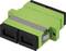 Grüner optischer LC Duplex Adapter mit schwarzem Kunststoff, für Glasfaserkabelverbindungen, zeigt zwei Anschlüsse auf einer Seite.