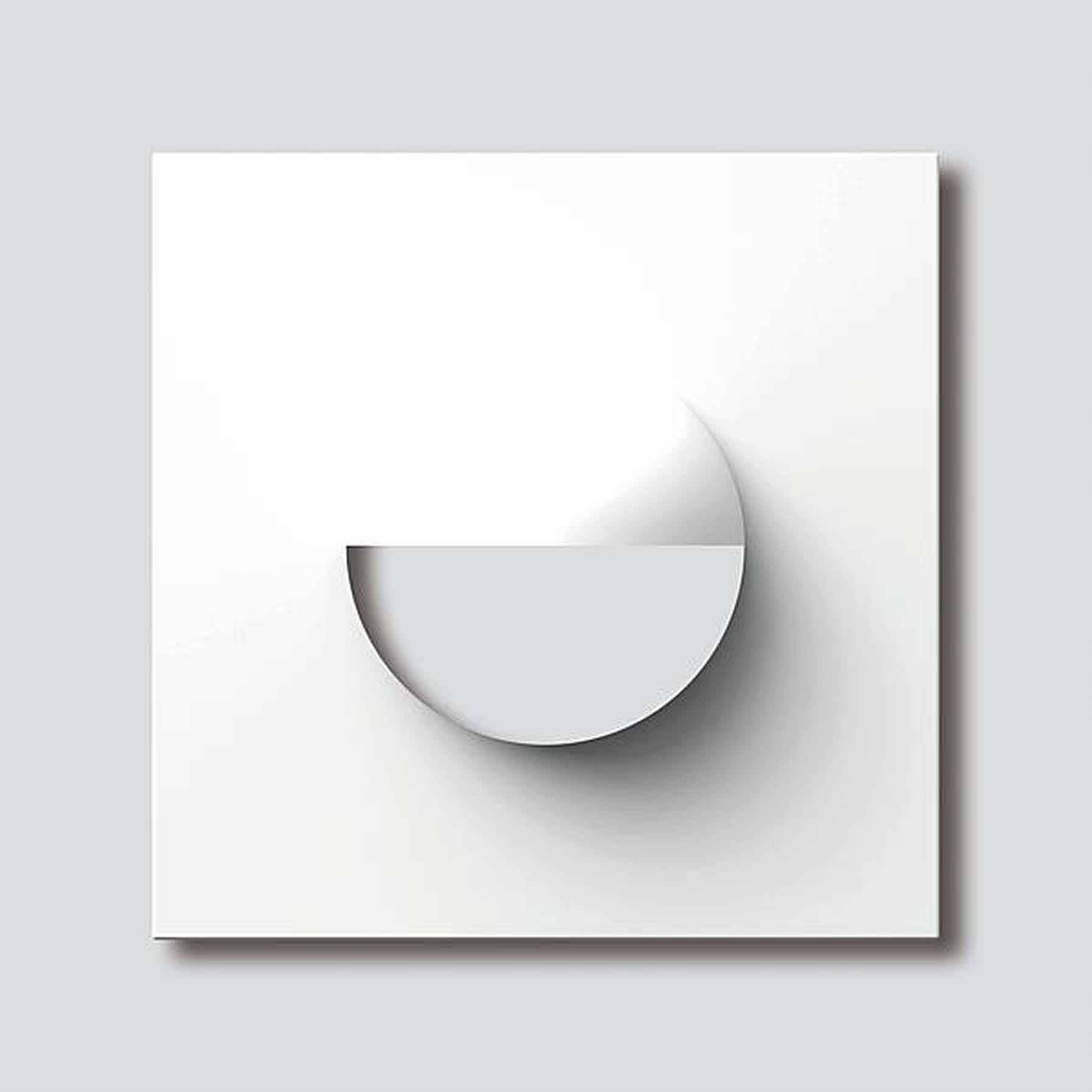 Ein abstraktes Kunstwerk zeigt ein weißes Quadrat mit einer eingelassenen, halb runden, grauen Form, die Schatten wirft.