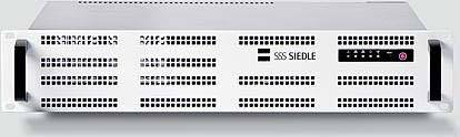 Ein graues Servergerät mit Lüftungsschlitzen und Griffen. Auf der Vorderseite befindet sich das Logo 'SSS Siedle' und ein Bedienfeld.