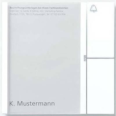 Weiße Klingelplatte mit dem Schriftzug 'K. Mustermann'. Links ist ein kleiner Aufkleber über Beschriftungsunterlagen sichtbar.