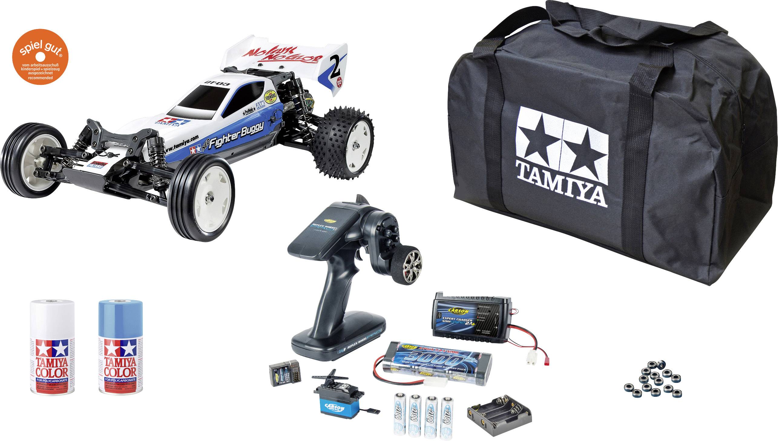 Ein ferngesteuertes Auto-Set mit blau-weißem Auto, Fernbedienung, Ladegerät, Werkzeug, Batterien, Farbsprays und Tragetasche.