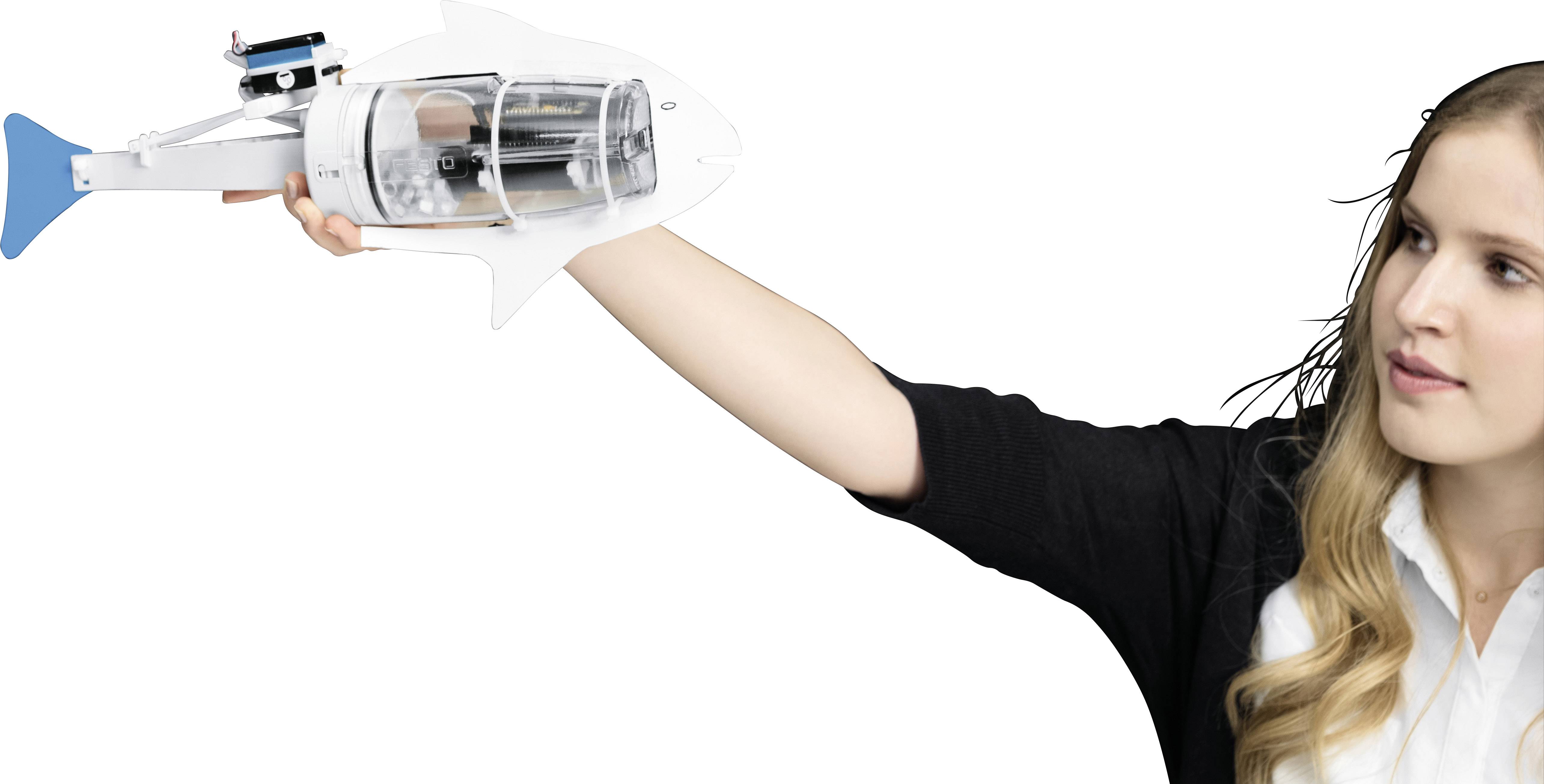 Eine Person hält ein mechanisches Gerät in Form eines Fisches in der Hand, das Technik und Innovation symbolisiert.
