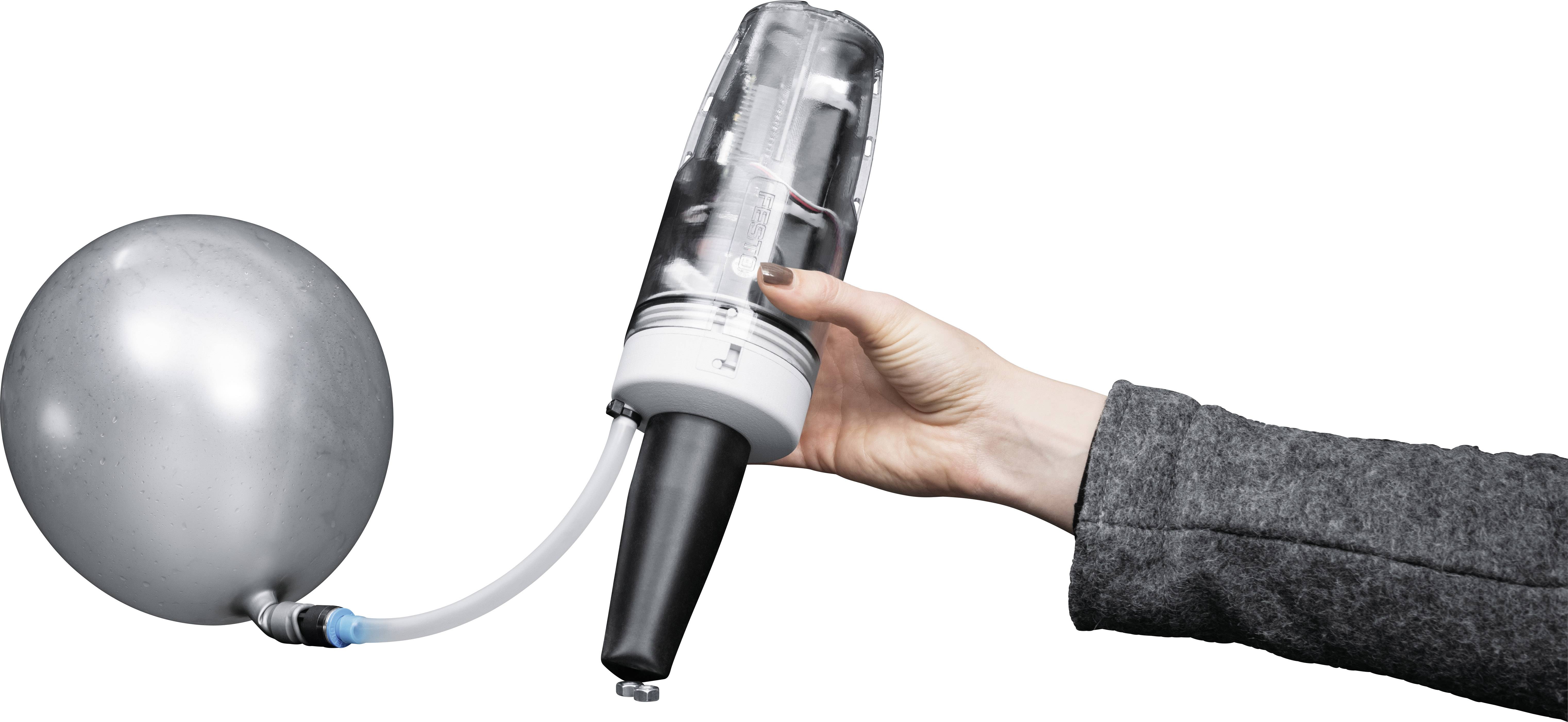 Eine Hand hält ein Gerät, das Luft in einen grauen Ballon pumpt. Der Schlauch verbindet das Gerät mit dem Ballon, um ihn aufzublasen.