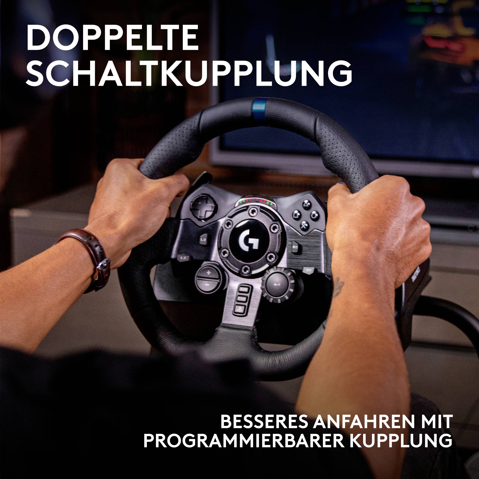 Eine Person hält ein Rennlenkrad vor einem Bildschirm. Text sagt 'Doppelte Schaltkupplung. Besseres Anfahren mit programmierbarer Kupplung'.