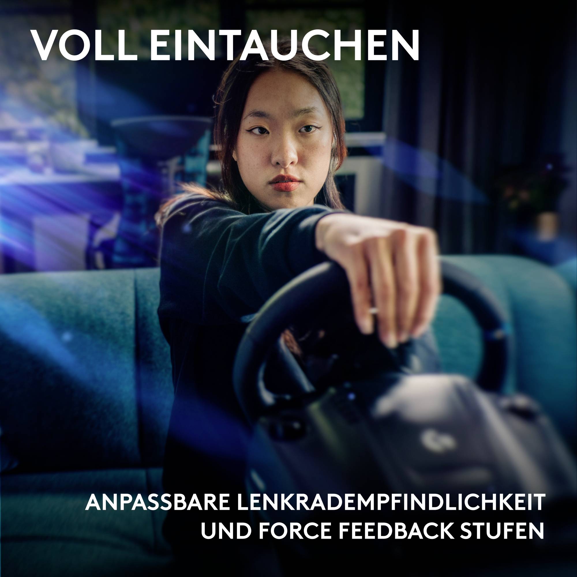 Frau sitzt auf einem Sofa und hält ein Lenkrad, darüber der Text 'Voll eintauchen', unten 'Anpassbare Lenkradempfindlichkeit und Force Feedback Stufen'.