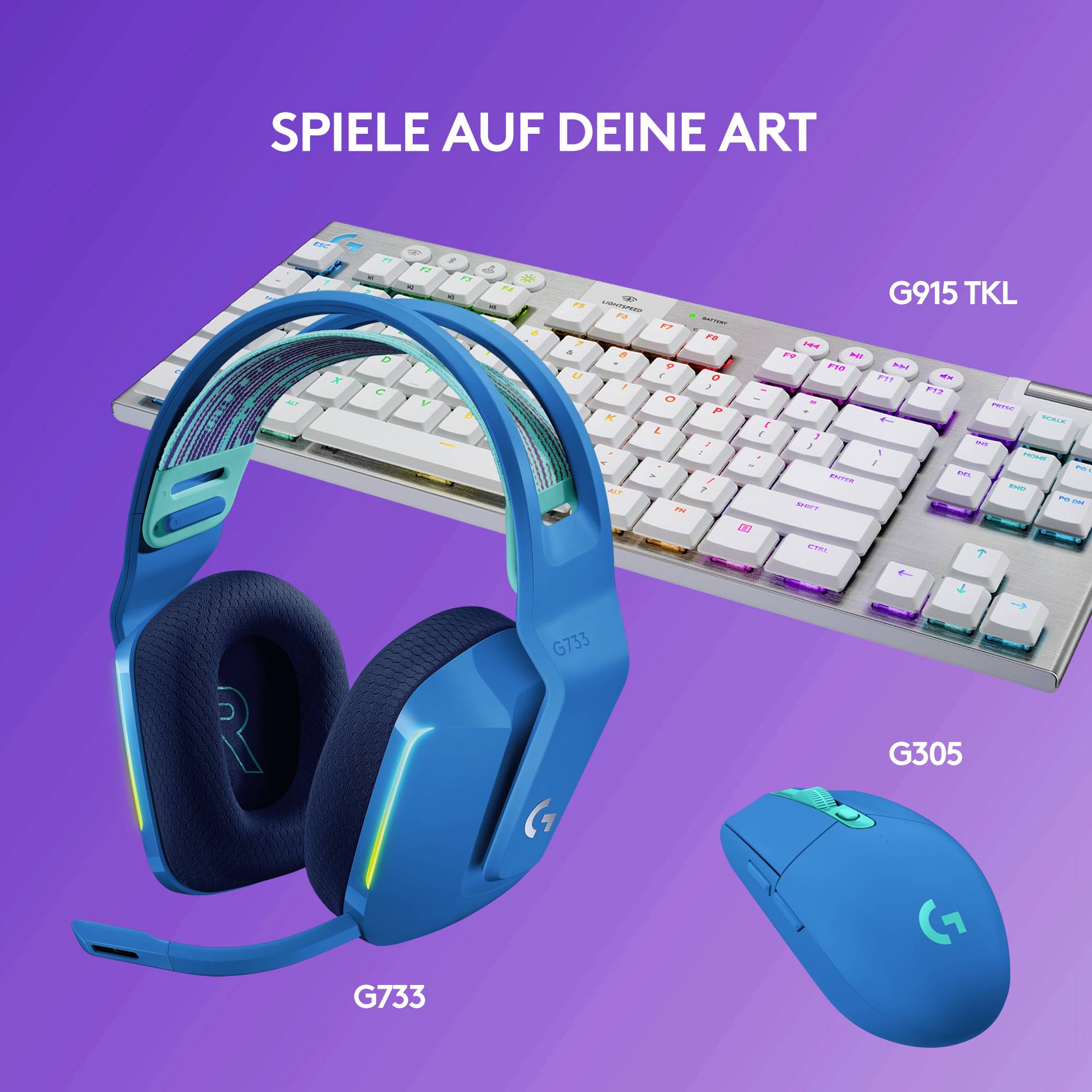 Helles Gaming-Set mit türkisen Kopfhörern, bunter mechanischer Tastatur und ergonomischer Maus, auf rosa-lila Hintergrund. Text: 'Spiele auf deine Art'.