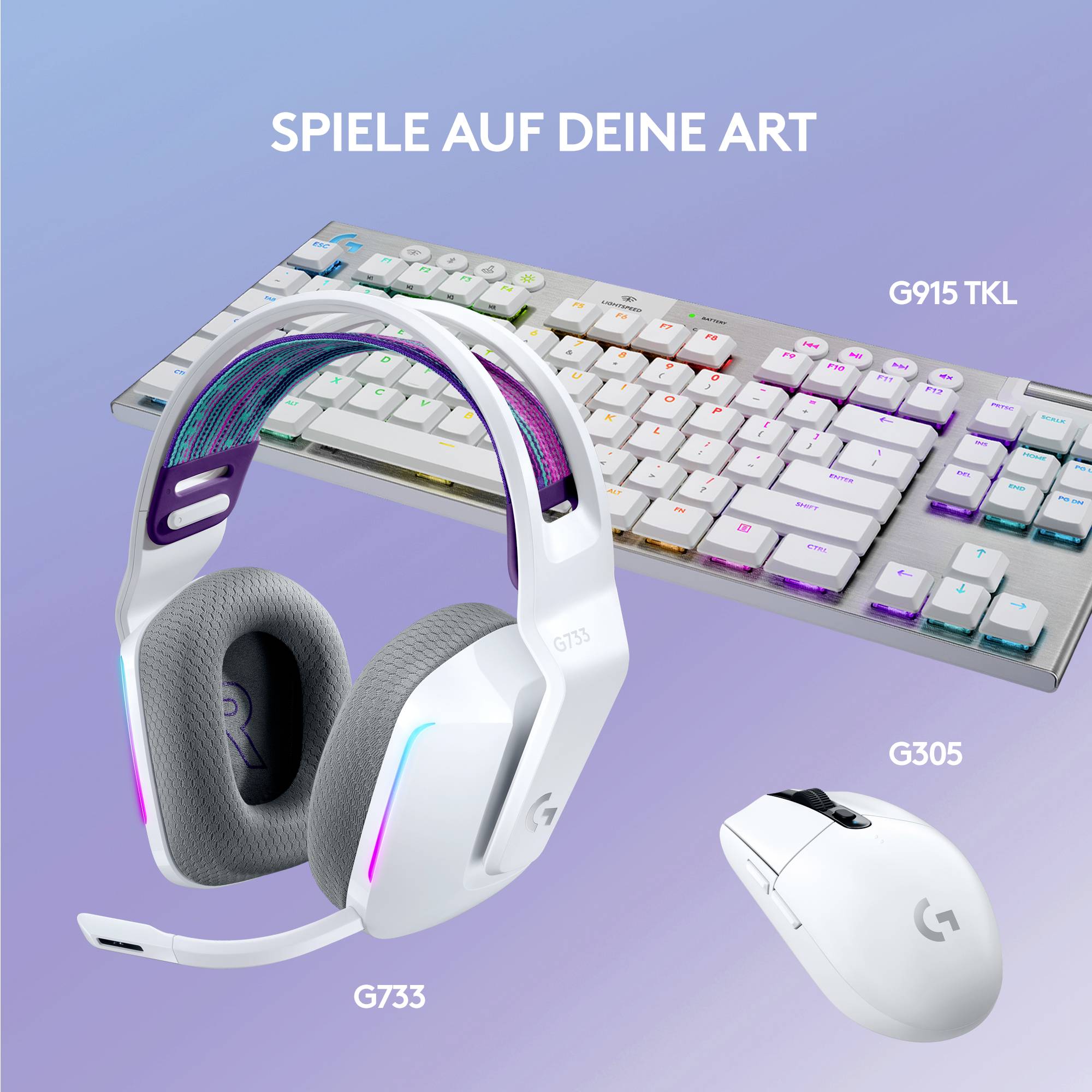 Das Bild zeigt ein Logitech Gaming-Set bestehend aus einer weißen Tastatur, einem grauen Headset und einer weißen Maus mit dem Titel 'Spiele auf deine Art'.