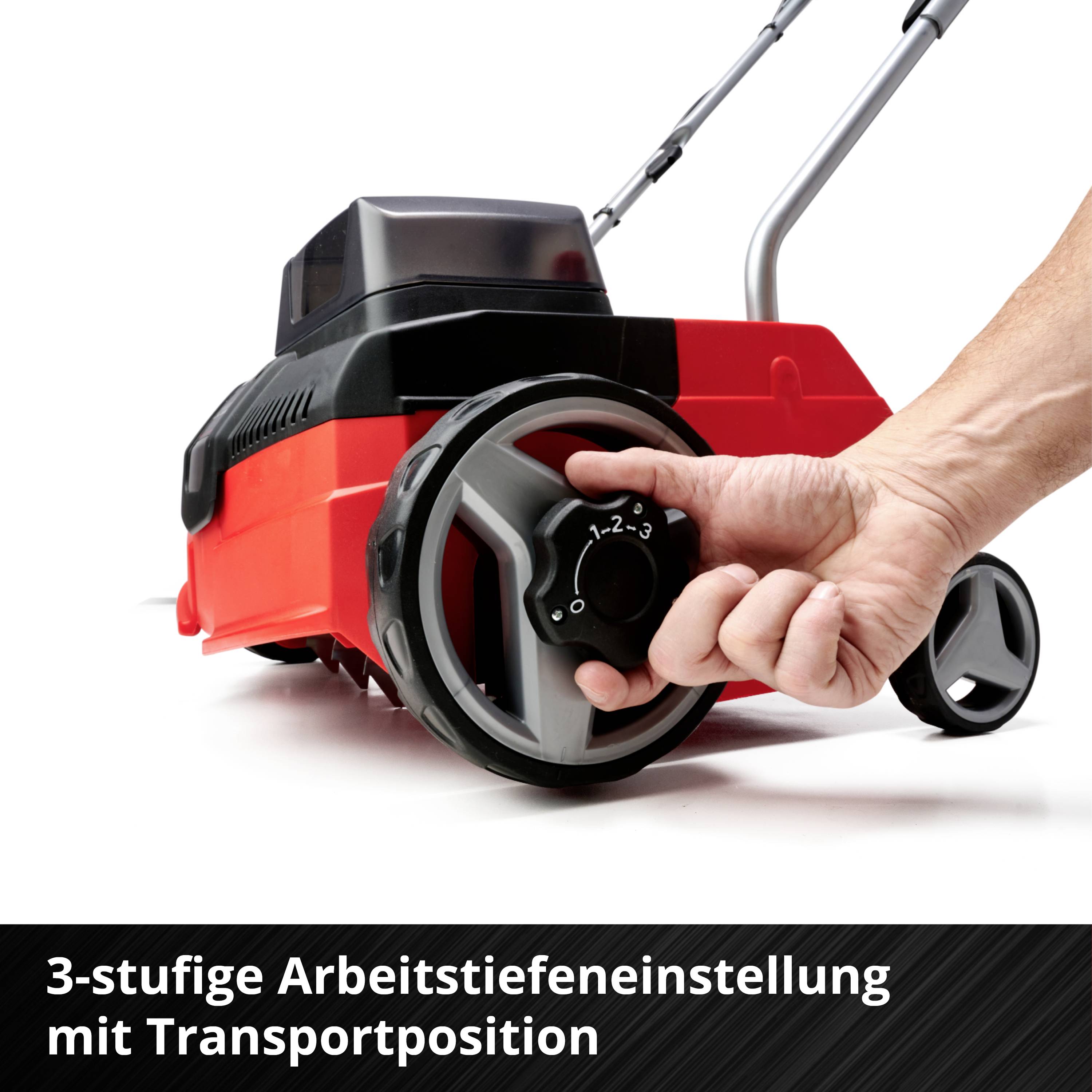 Roter und schwarzer Rasenmäher, Hand zeigt auf den 3-stufigen Arbeitsstiefeneinstellknopf. Text: '3-stufige Arbeitstiefeneinstellung mit Transportposition'.