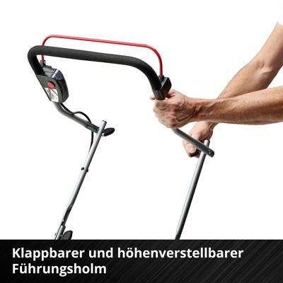 'Ein höhenverstellbarer, klappbarer Führungsholm wird von einer Person gehalten, Fokus auf die Hand und den Griff.'