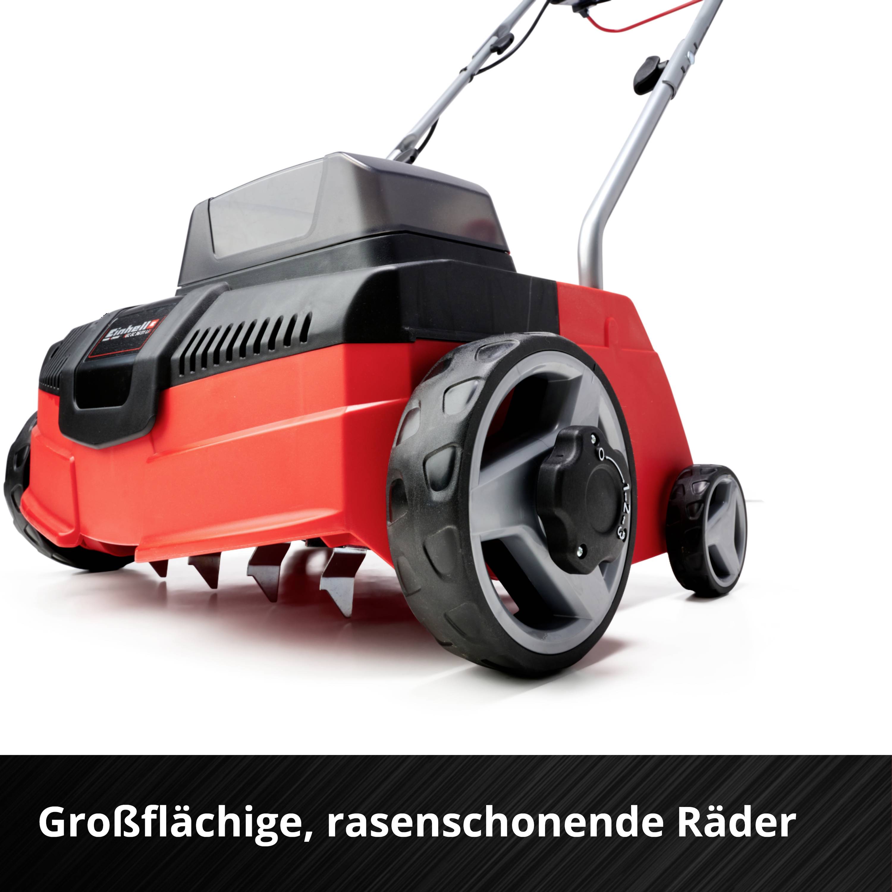 Ein roter Rasenmäher mit großen, rasenschonenden Rädern und robustem Gehäuse, fotografiert auf weißem Hintergrund.