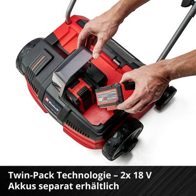 'Eine Person setzt einen Akku in ein Werkzeug ein; Text unten lautet: Twin-Pack Technologie – 2x 18 V Akkus separat erhältlich.'