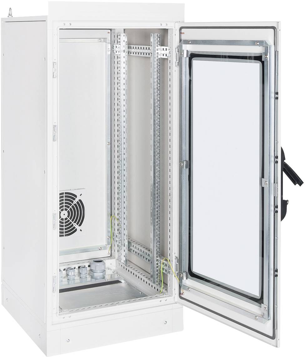 Ein weißer Schaltschrank mit geöffnetem Türflügel, zeigt Innenstruktur mit Regalen und Metallrahmen, Ventilator am Boden sichtbar.