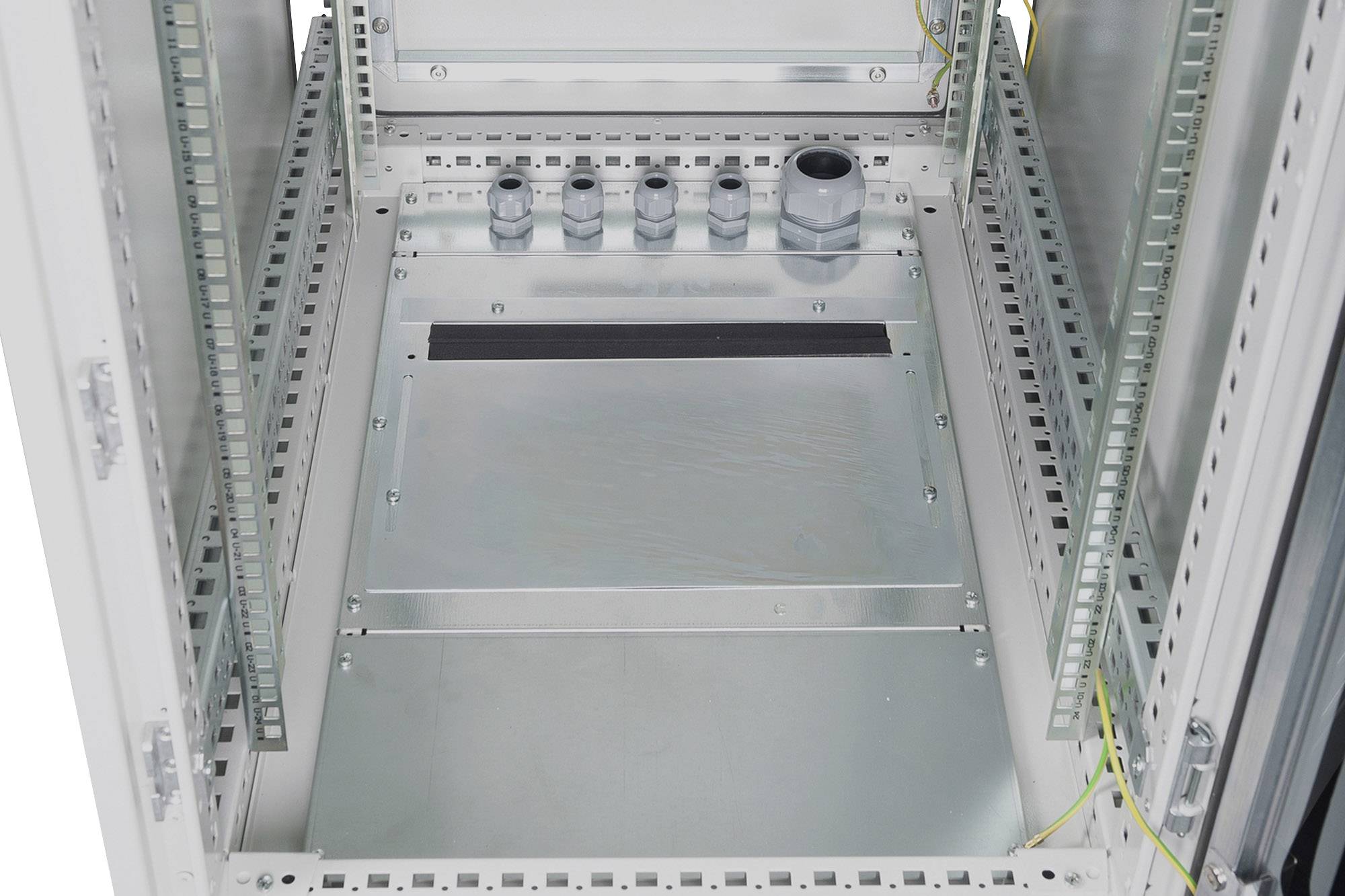 Ein leerer Metallschrank mit Kabeldurchführungen an der Rückseite, geeignet für die Verkabelung oder den Einbau von Elektronikkomponenten.