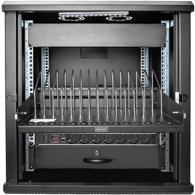Frontansicht eines offenen Server-Racks mit mehreren leeren Ablagen und einem unteren Fach mit Steckdosenleiste für IT-Hardware.