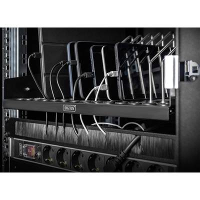 Mobiltelefone werden in einer Ladestation mit mehreren USB-Kabeln aufgeladen. Die Station befindet sich in einem IT-Rack.
