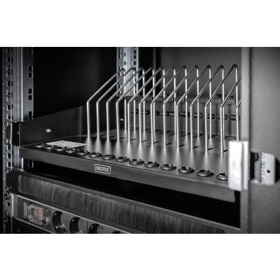 Netzwerkschrank mit einem Kabelmanagement-Regal und vertikalen Metallstangen zur ordentlichen Anordnung von Kabeln.