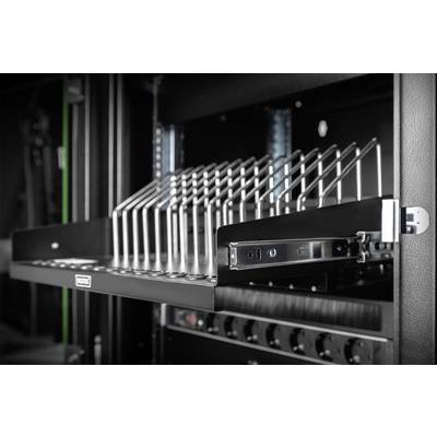 Ein offener Server-Schrank mit mehreren Einschüben in einem Rechenzentrum. Ein Einschub ist teilweise herausgezogen und sichtbar.