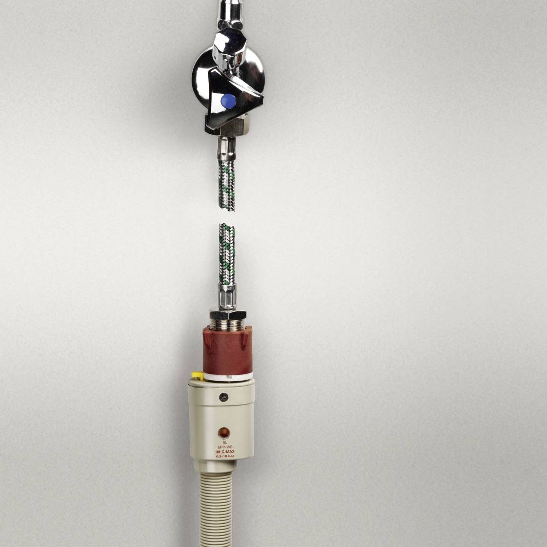 Eine elektrische Zahnbürste hängt vertikal, mit dem Kopf nach oben, daran befestigt eine hellbraune, röhrenartige Halterung mit Kabel unten.