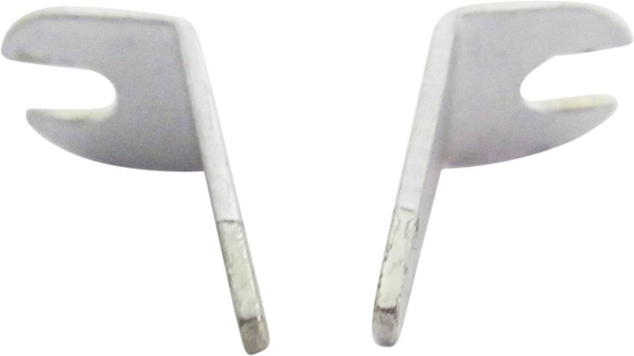 Zwei metallische Haken mit abgerundeten Enden, spiegelverkehrt zueinander positioniert, vor einem neutralen Hintergrund.